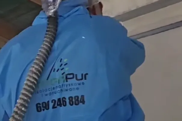 Kombinezon z nadrukiem logo klienta podczas natrysku pianki PUR